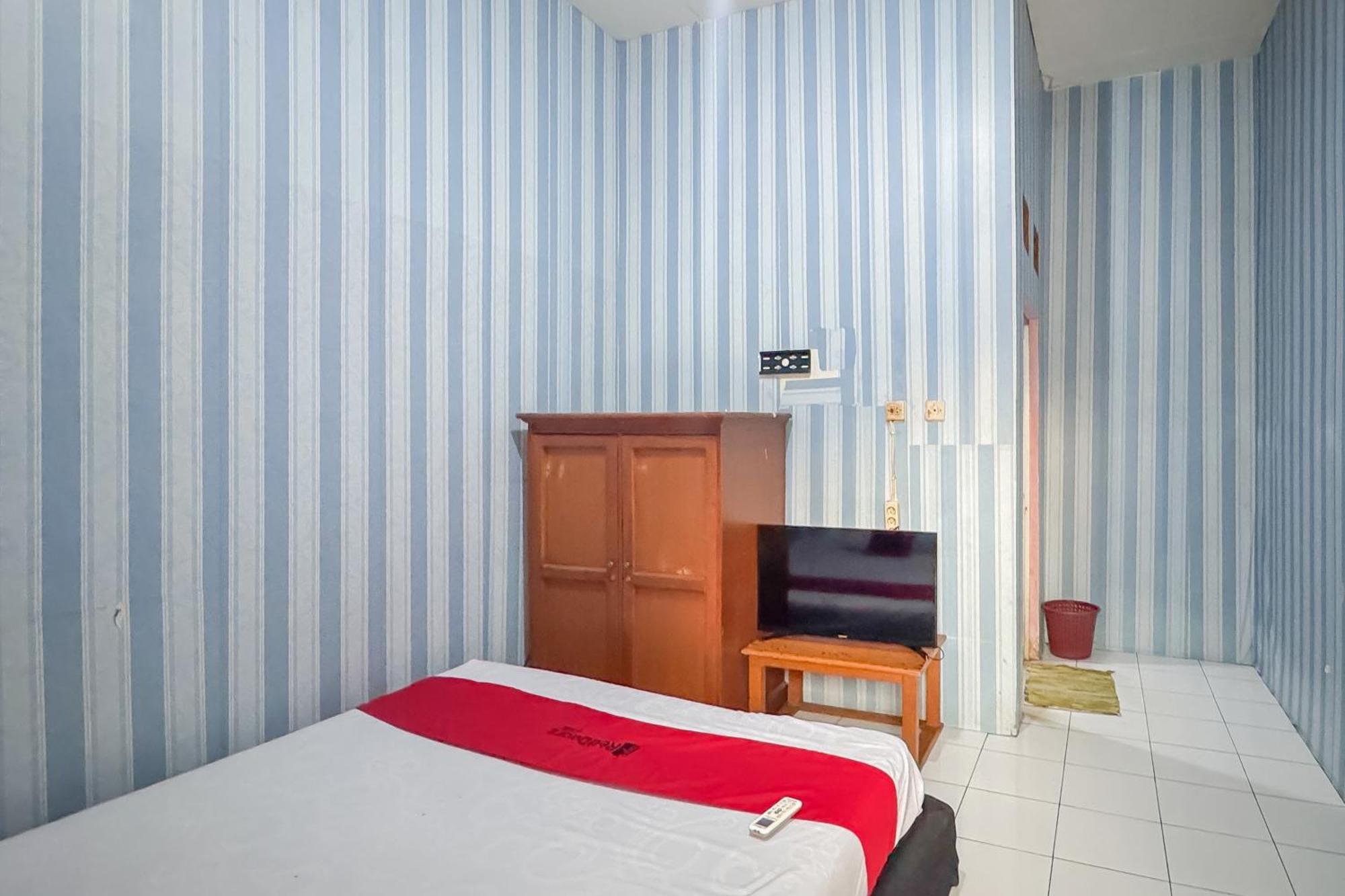 Hotel Reddoorz At Kuning Gh Jatinangor à Sayang Extérieur photo